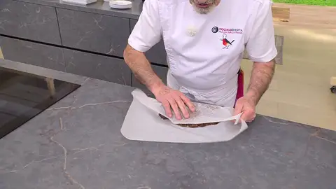 Extiende un papel de horno sobre la encimera, coloca encima la mezcla y forma un cilindro Extiende un papel de horno sobre la encimera, coloca encima la mezcla y forma un cilindro