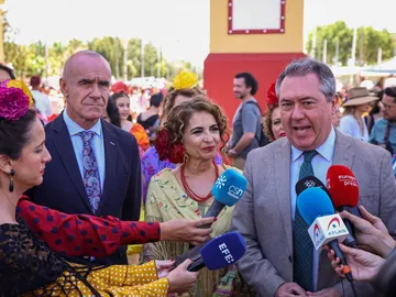 El secretario general del PSOE de Andalucía y Portavoz del Grupo Parlamentario Socialista, Juan Espadas, atiende a los medios de comunicación en la portada de la Feria de Abril, a 23 de abril de 2023, en Sevilla El secretario general del PSOE de Andalucía y Portavoz del Grupo Parlamentario Socialista, Juan Espadas, atiende a los medios de comunicación en la portada de la Feria de Abril, a 23 de abril de 2023, en Sevilla