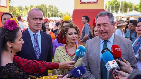 El secretario general del PSOE de Andalucía y Portavoz del Grupo Parlamentario Socialista, Juan Espadas, atiende a los medios de comunicación en la portada de la Feria de Abril, a 23 de abril de 2023, en Sevilla El secretario general del PSOE de Andalucía y Portavoz del Grupo Parlamentario Socialista, Juan Espadas, atiende a los medios de comunicación en la portada de la Feria de Abril, a 23 de abril de 2023, en Sevilla