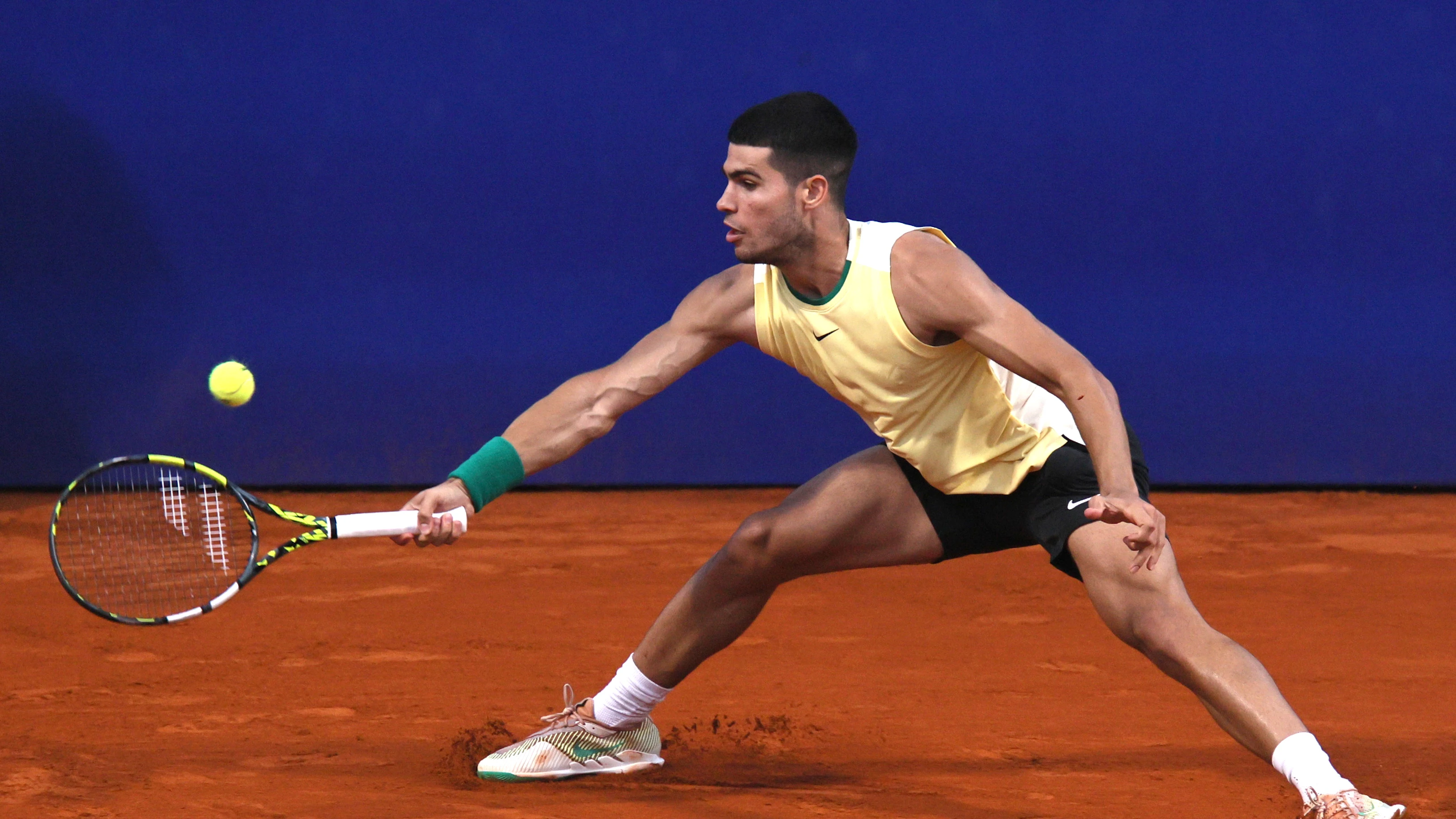 Carlos Alcaraz resta una pelota ante Nicolás Jarry Carlos Alcaraz resta una pelota ante Nicolás Jarry