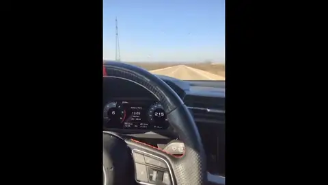 Pillan a un joven que se grabó conduciendo a 215km/h por una carretera con límite de 90km/h Pillan a un joven que se grabó conduciendo a 215km/h por una carretera con límite de 90km/h