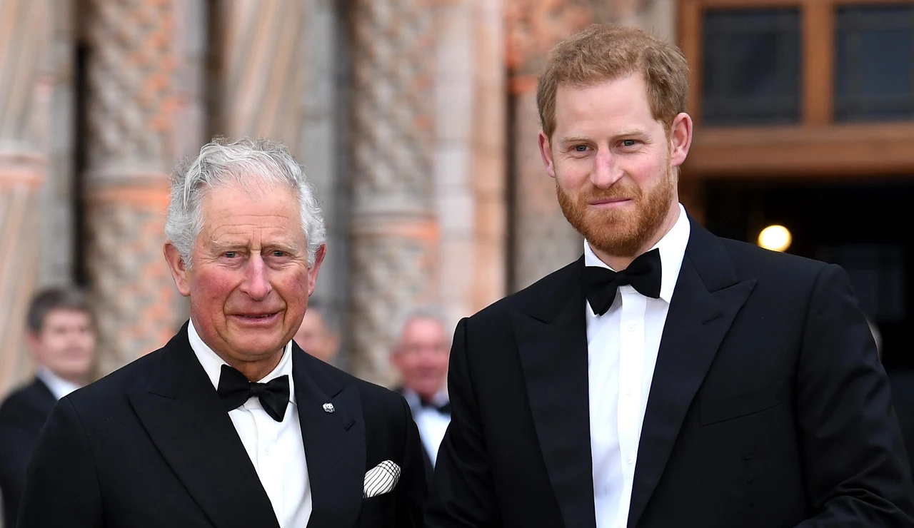 Carlos III y el príncipe Harry