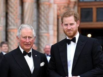 Carlos III y el príncipe Harry
