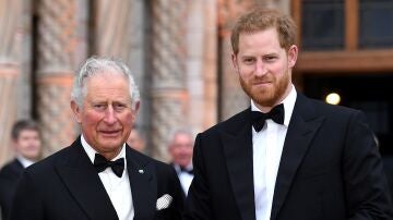 Carlos III y el príncipe Harry