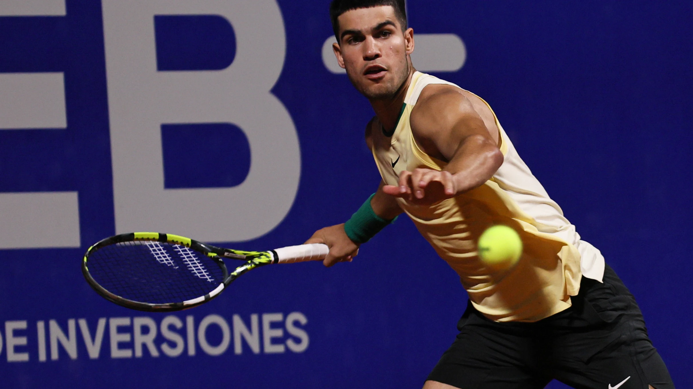Carlos Alcaraz golpea una pelota ante Andrea Vavassori