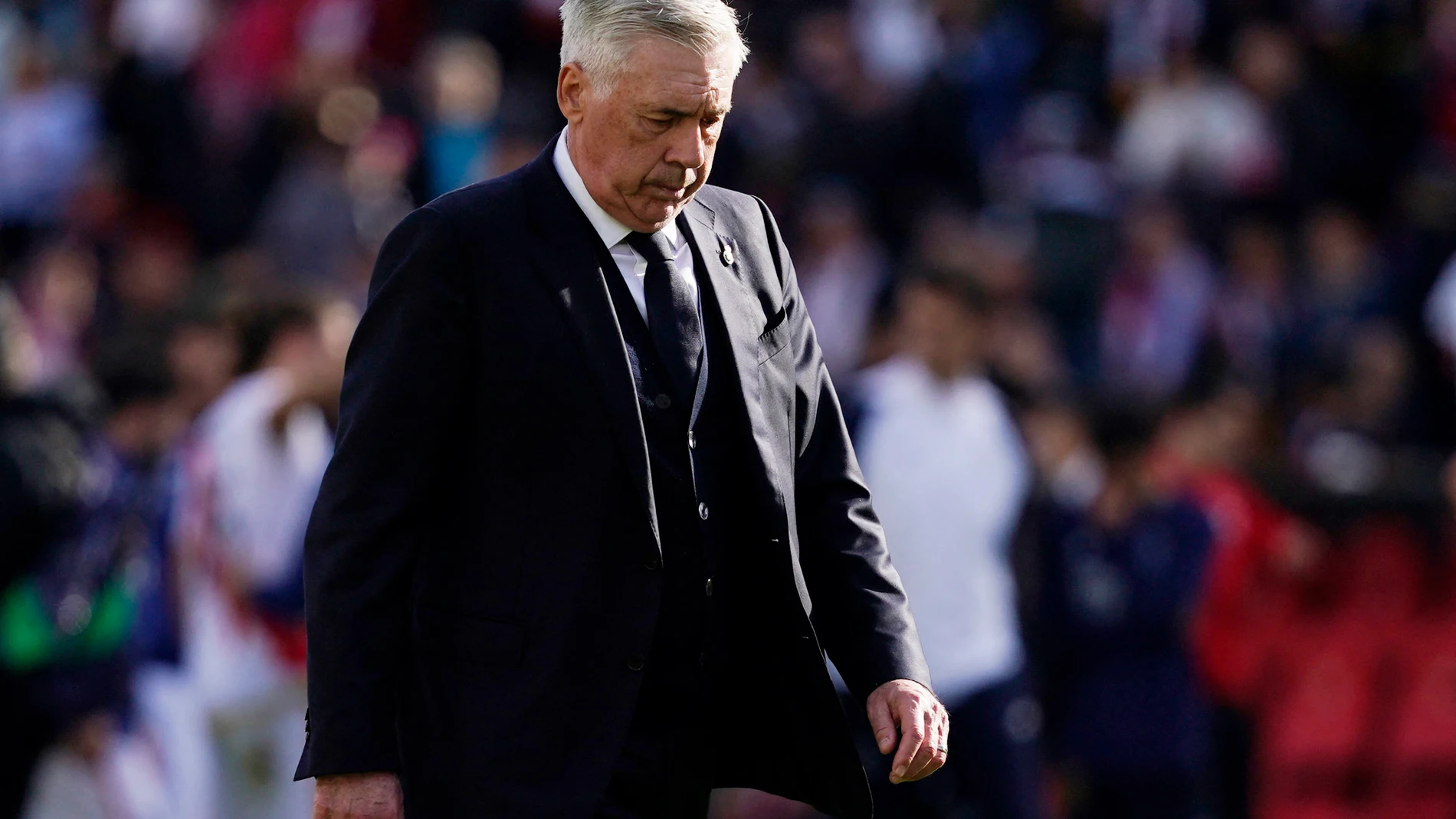 Carlo Ancelotti se retira del césped de Vallecas