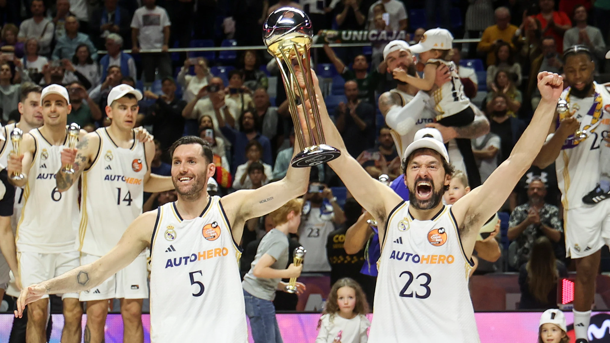 Rudy Fern&aacute;ndez y Sergio Llull levantan el trofeo de la Copa del Rey en el Mart&iacute;n Carpena