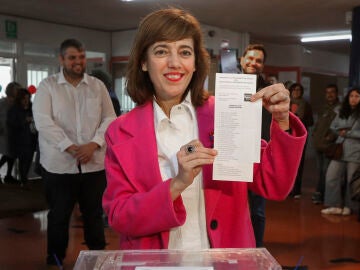 La candidata de Sumar, Marta Lois, deposita su voto en las elecciones de Galicia 2024