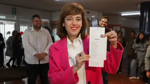 La candidata de Sumar, Marta Lois, deposita su voto en las elecciones de Galicia 2024 La candidata de Sumar, Marta Lois, deposita su voto en las elecciones de Galicia 2024