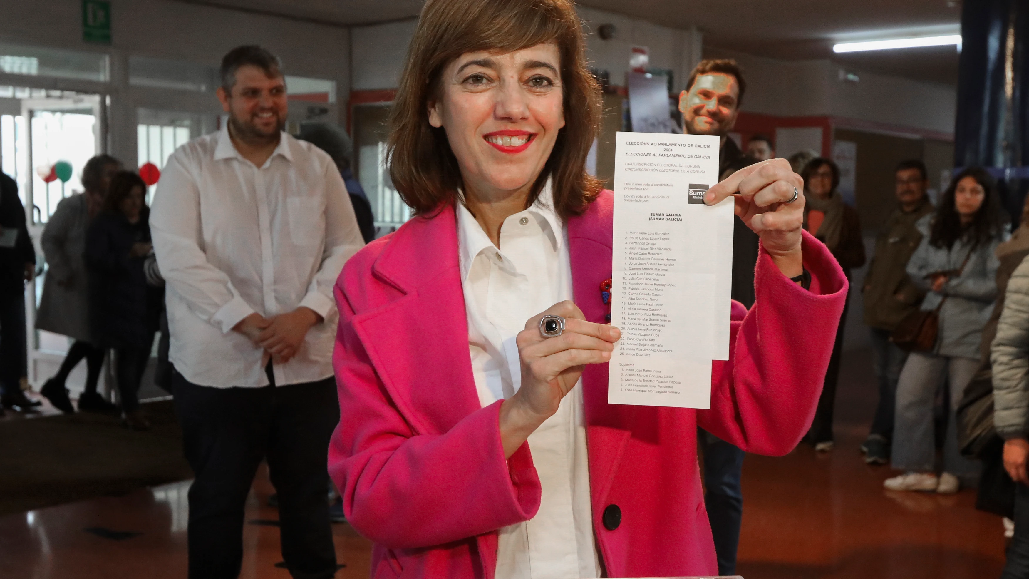 La candidata de Sumar, Marta Lois, deposita su voto en las elecciones de Galicia 2024