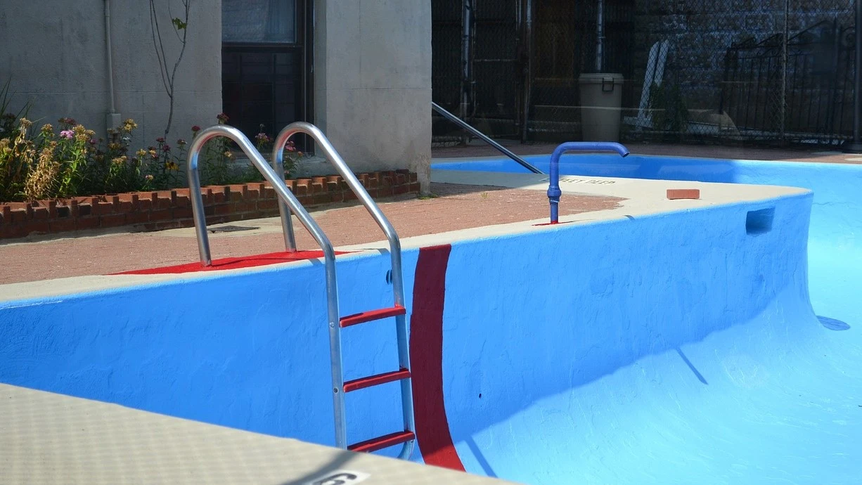 Piscina vac&iacute;a