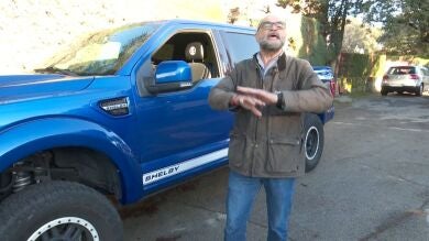 El sueño roto de tener un coche americano: No pueden ni sacarlo del garaje