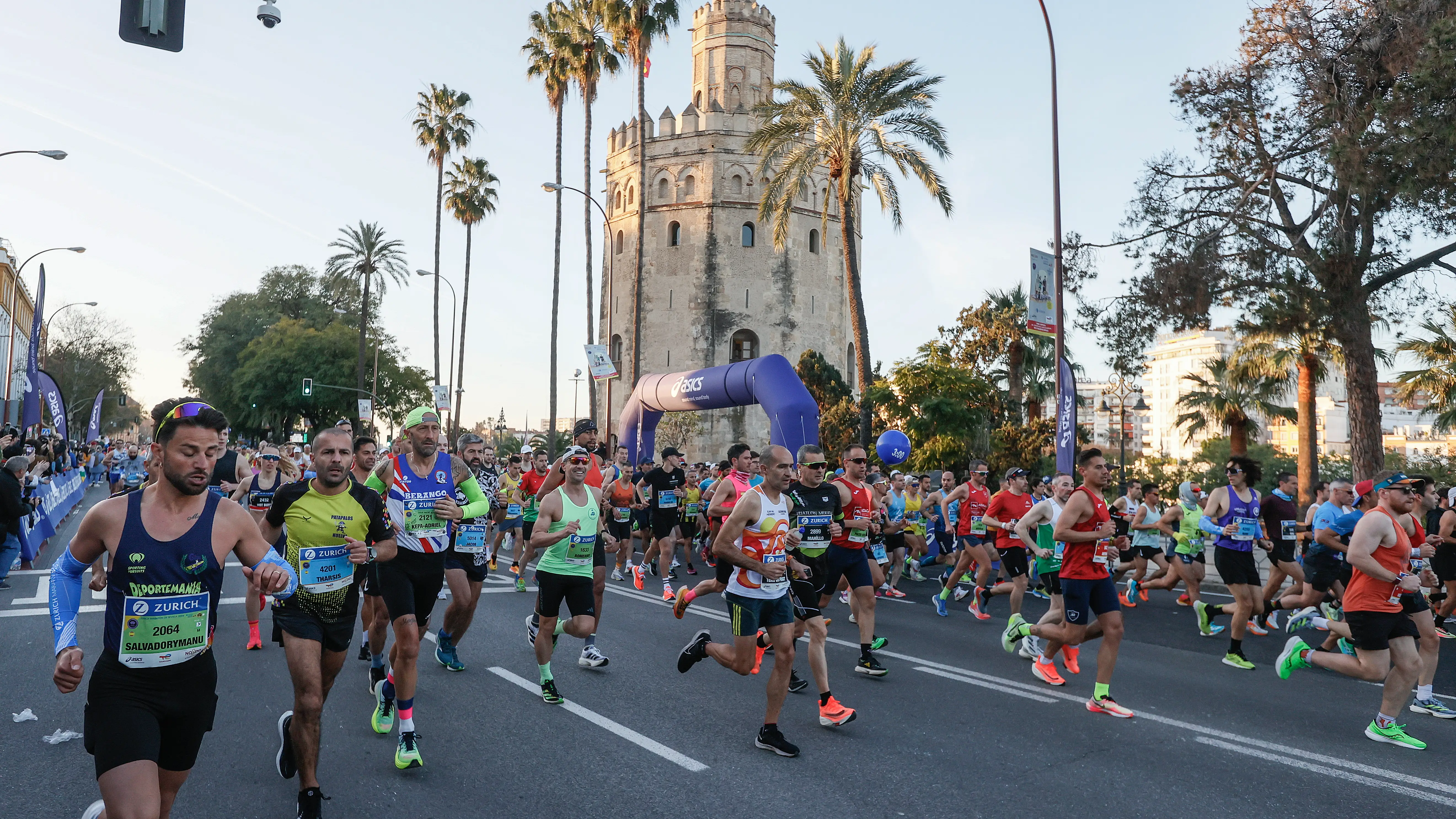 Corredores pasan por la Torre del Oro durante la Maratón de Sevilla Corredores pasan por la Torre del Oro durante la Maratón de Sevilla