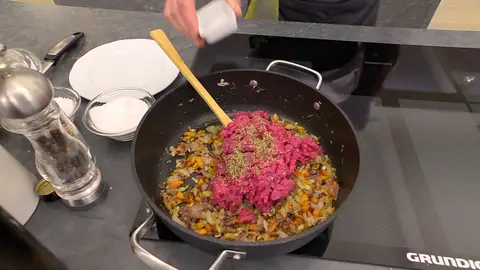 Añade la carne, el orégano, la hoja de laurel, una pizca de sal y otra de pimienta Añade la carne, el orégano, la hoja de laurel, una pizca de sal y otra de pimienta