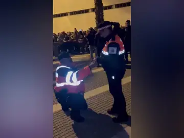 El vídeo de la pedida de mano en el Carnaval de Cádiz El vídeo de la pedida de mano en el Carnaval de Cádiz