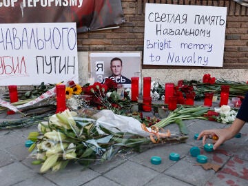 Protesta en la embajada rusa en Madrid por la muerte de Navalni