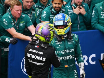 Fernando Alonso y Lewis Hamilton saludándose durante la temporada 2023