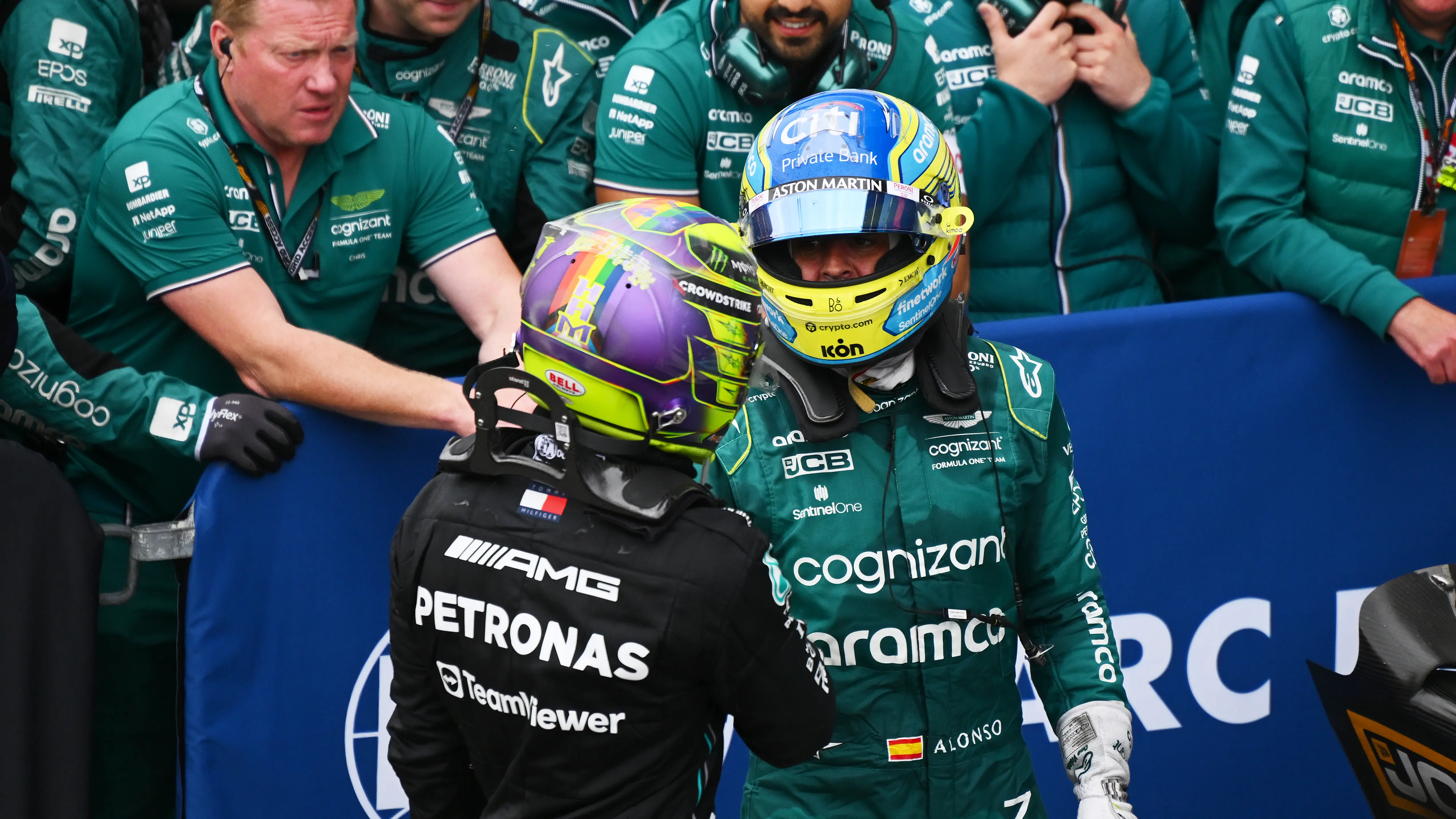 Fernando Alonso y Lewis Hamilton saludándose durante la temporada 2023 Fernando Alonso y Lewis Hamilton saludándose durante la temporada 2023