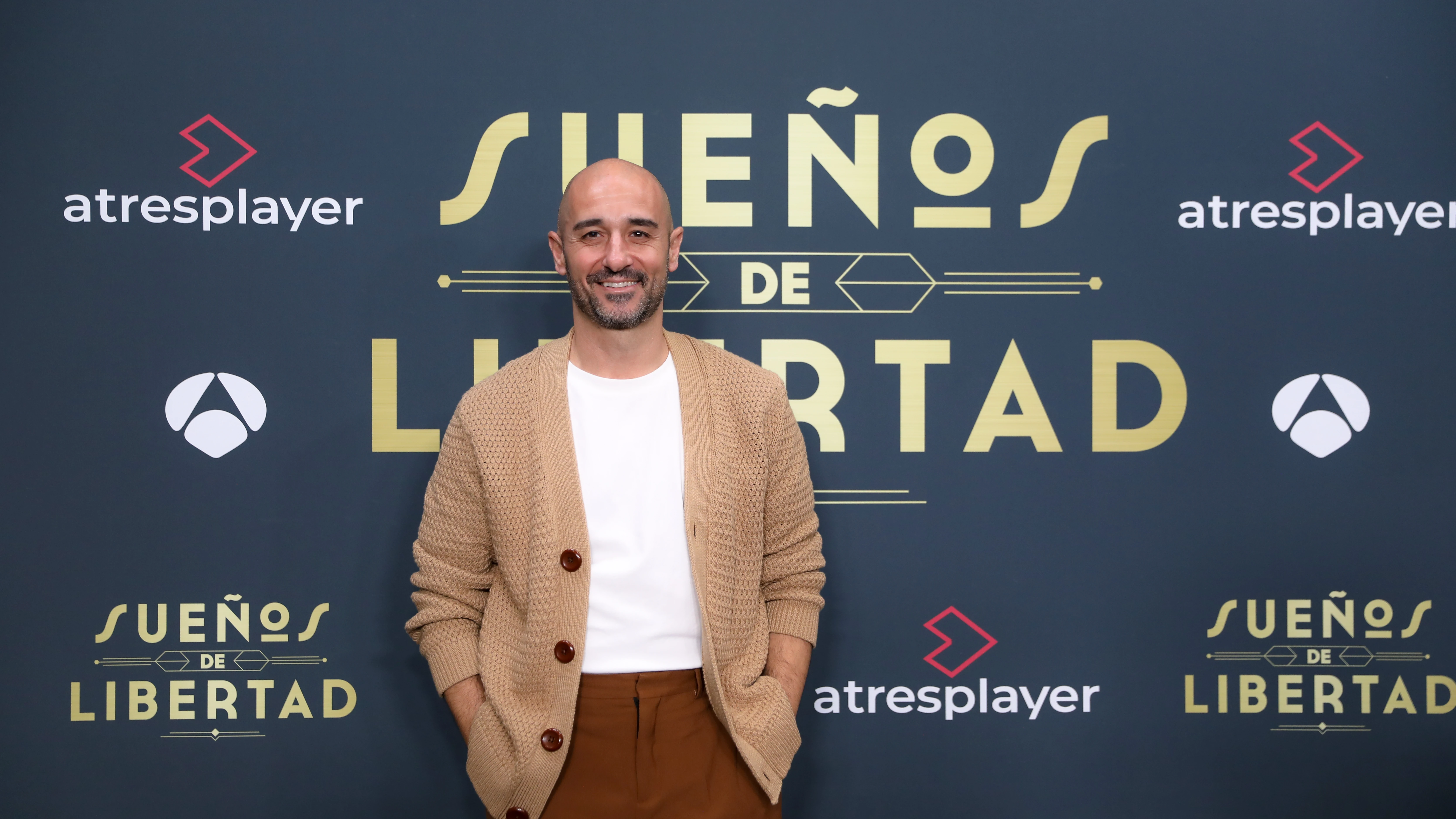 Alain Hern&aacute;ndez confiesa el mayor reto que le ha supuesto interpretar a su personaje: "Un d&iacute;a parece un &aacute;ngel y otro un demonio"