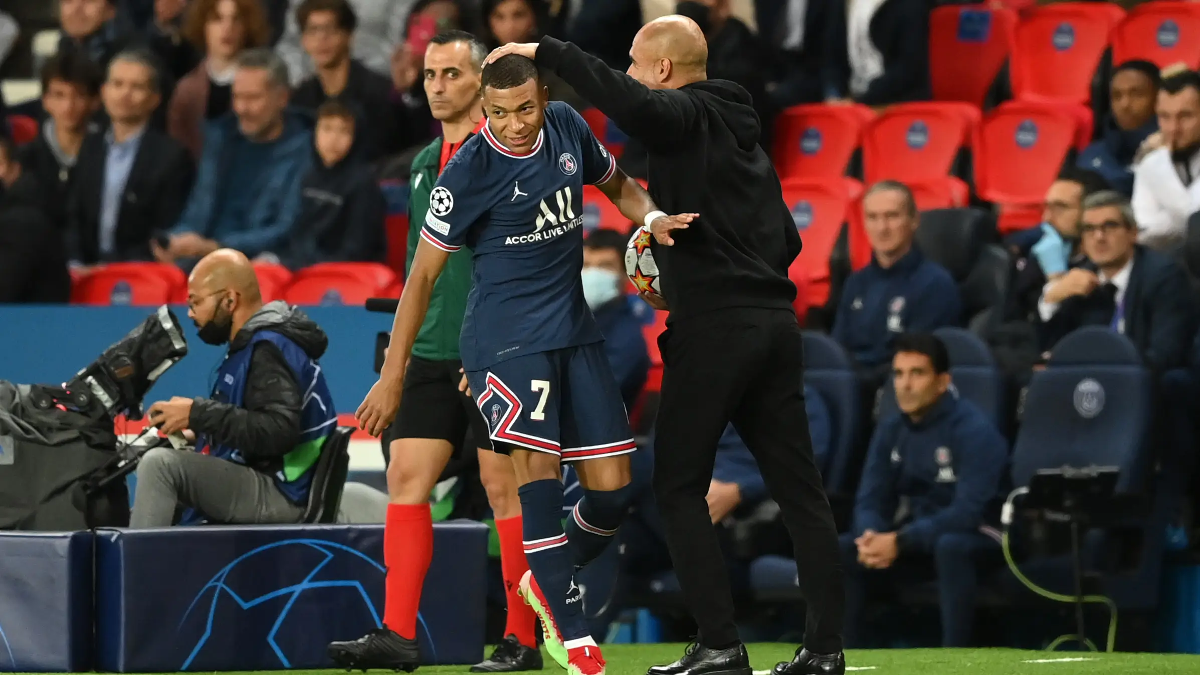 Pep Guardiola saluda a Kylian Mbappé durante un partido Pep Guardiola saluda a Kylian Mbappé durante un partido