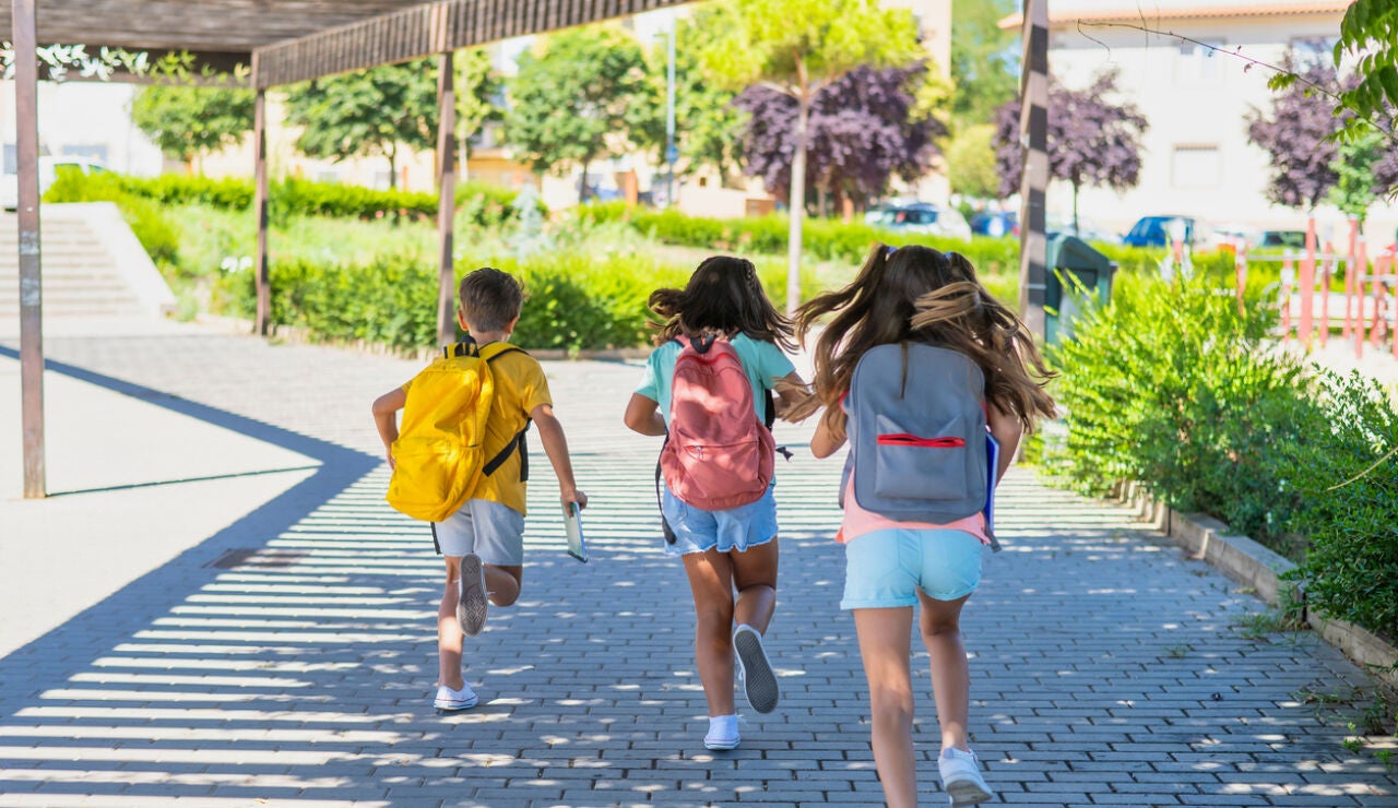 Ni&ntilde;os a la salida del colegio