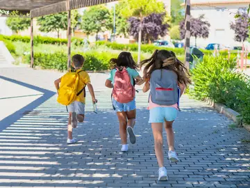 Niños a la salida del colegio Niños a la salida del colegio