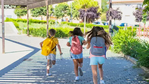 Niños a la salida del colegio Niños a la salida del colegio