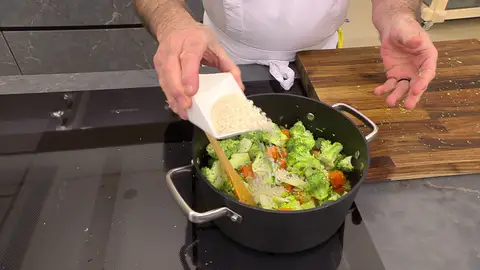 Añade el arroz, cubre todo con agua Añade el arroz, cubre todo con agua