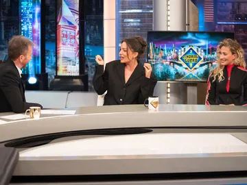 El extraño ritual de María Hervás que le lleva a... ¡hacerle un calvo a la luna llena! El extraño ritual de María Hervás que le lleva a... ¡hacerle un calvo a la luna llena!