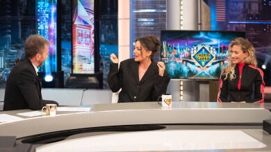 El extraño ritual de María Hervás que le lleva a... ¡hacerle un calvo a la luna llena!