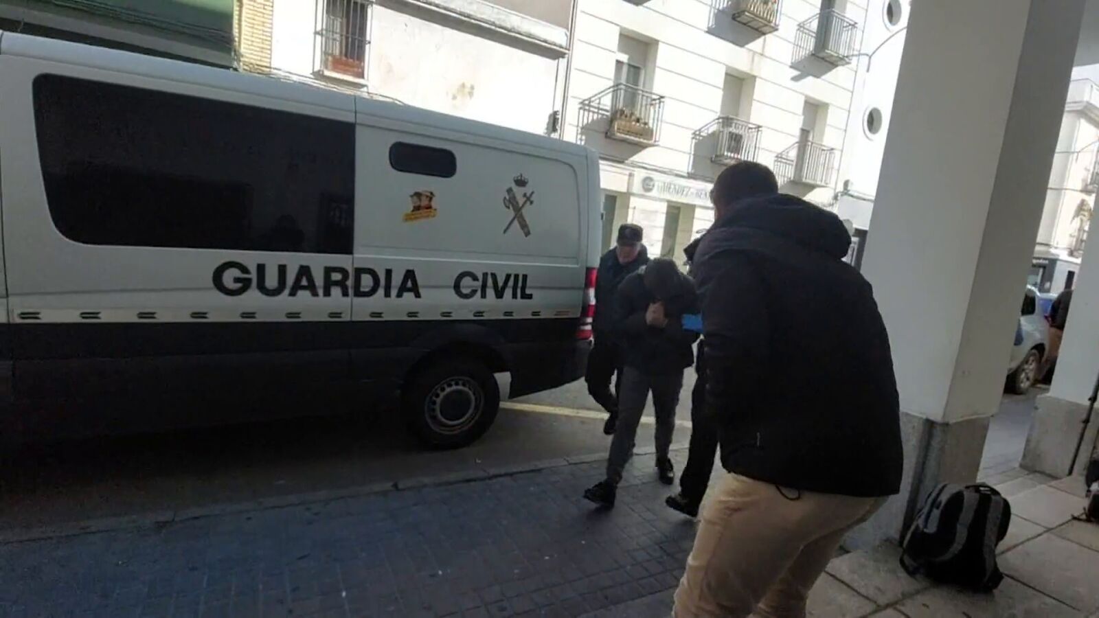 El cura detenido junto a su pareja por tráfico de drogas en Don Benito niega tener 