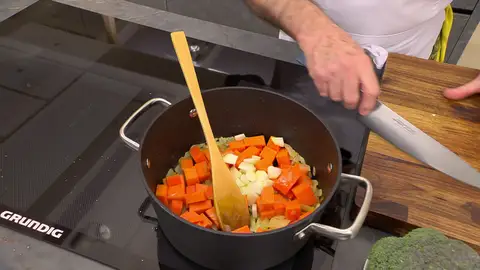 Pela la calabaza, córtala en dados, añádela a la cazuela y rehógala bien Pela la calabaza, córtala en dados, añádela a la cazuela y rehógala bien