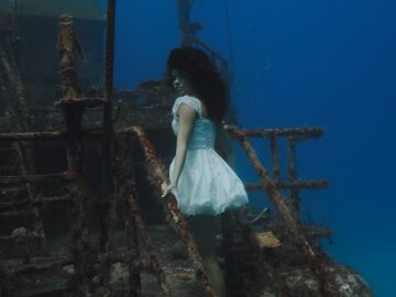 Ariadna Hafez haciendo su coreografía entre barcos abandonados