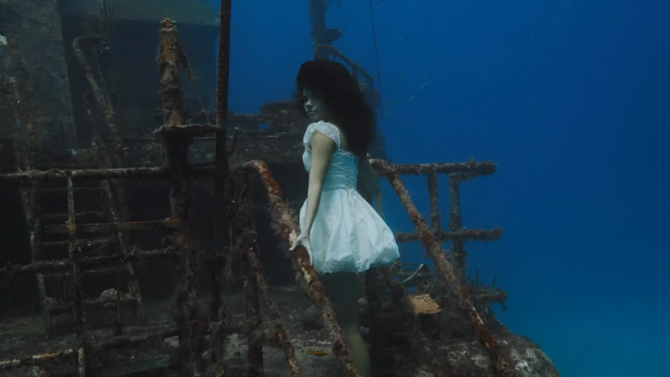 Ariadna Hafez haciendo su coreografía entre barcos abandonados Ariadna Hafez haciendo su coreografía entre barcos abandonados