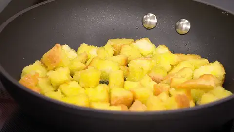 Corta el pan en dados, añádelos a la sartén y fríelos hasta que se doren Corta el pan en dados, añádelos a la sartén y fríelos hasta que se doren