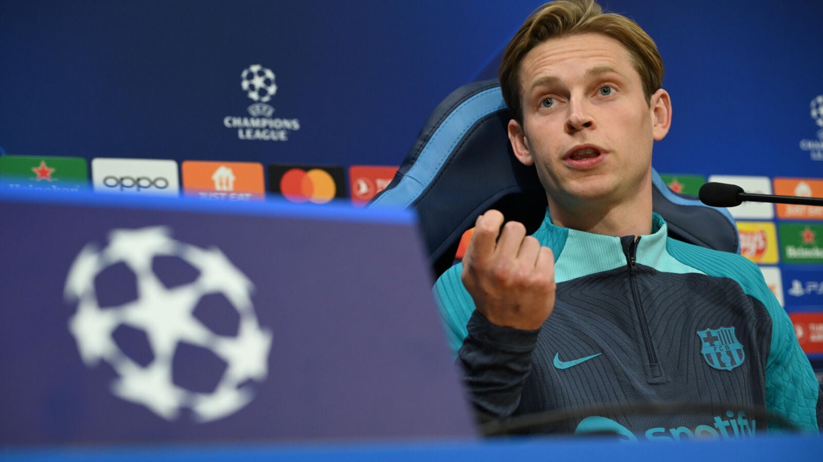 Frenkie de Jong explota contra los periodistas en rueda de prensa: 