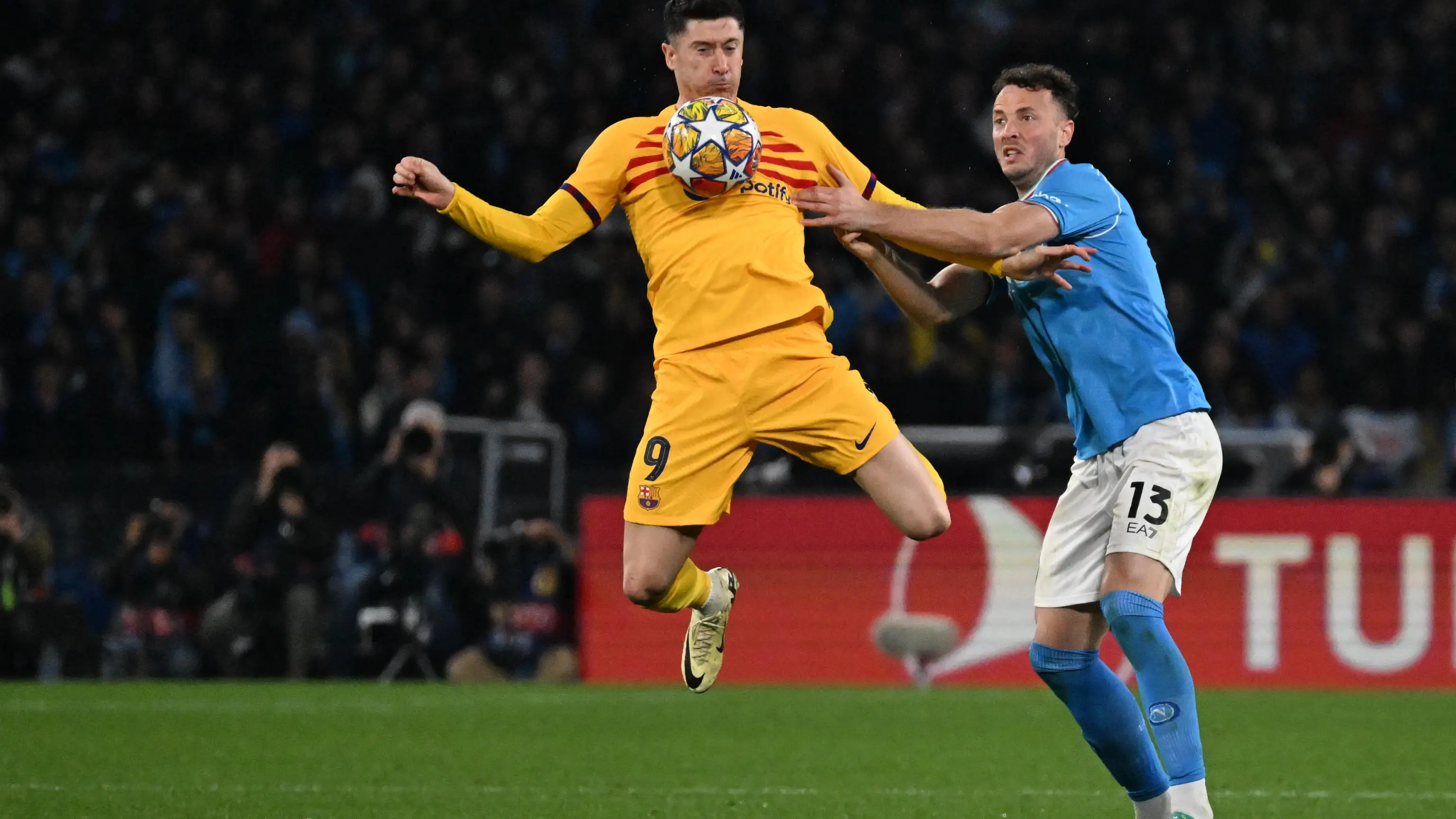 Lewandowski controla un balón en el Nápoles - Barça (1-1) de octavos de final de Champions Lewandowski controla un balón en el Nápoles - Barça (1-1) de octavos de final de Champions