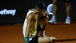 Carlos Alcaraz se duele tras torcerse el tobillo durante su partido ante Thiago Monteiro en Río de Janeiro