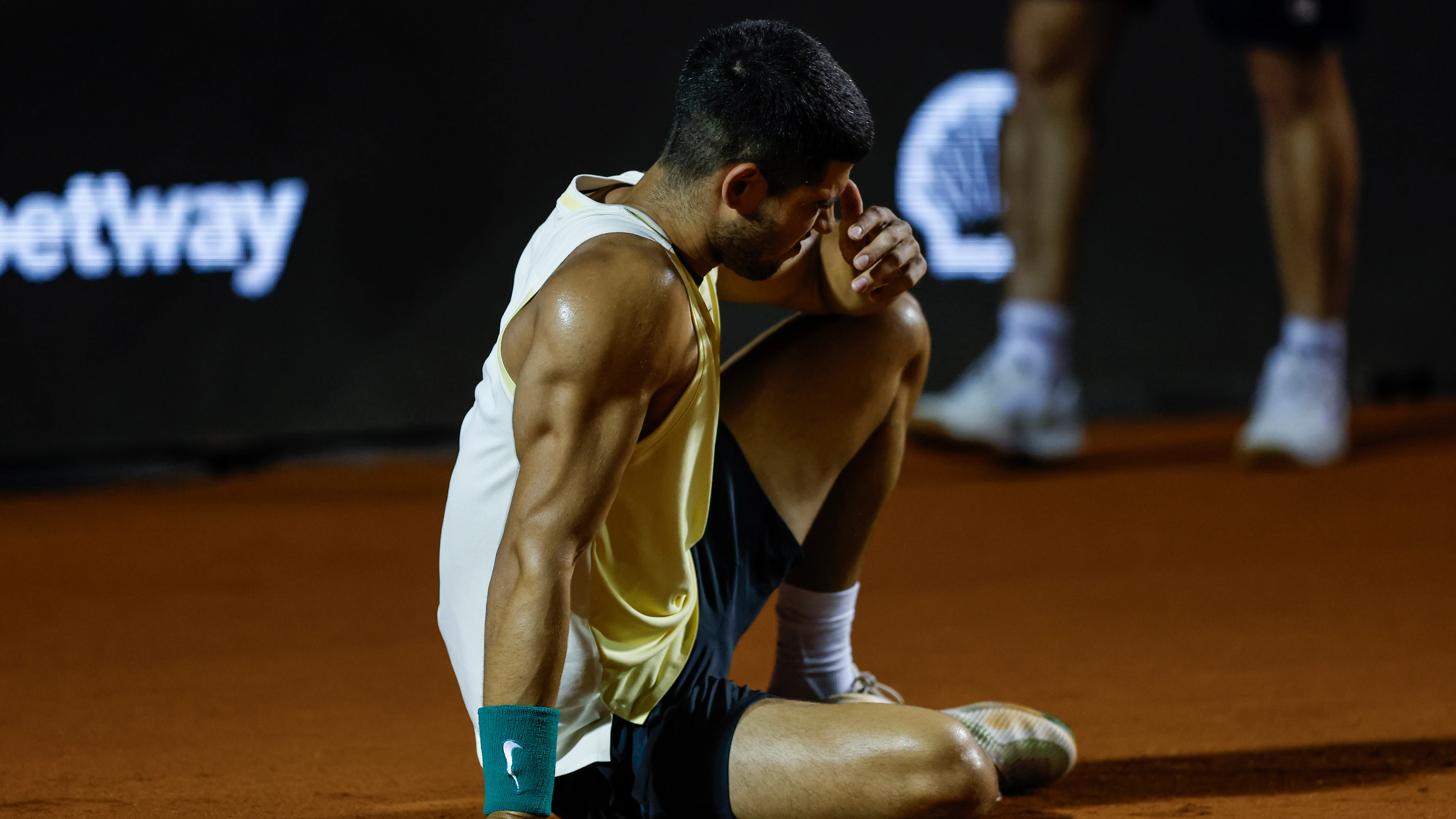 Carlos Alcaraz se duele tras torcerse el tobillo durante su partido ante Thiago Monteiro en Río de Janeiro Carlos Alcaraz se duele tras torcerse el tobillo durante su partido ante Thiago Monteiro en Río de Janeiro