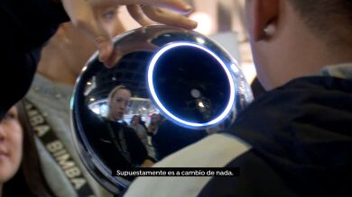 ¿Por qué hay colas de jóvenes que venden sus iris en centros comerciales? Así es el nuevo negocio que ha hecho saltar las alarmas