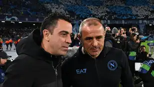 Xavi, junto al entrenador del Nápoles