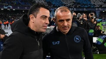 Xavi, junto al entrenador del Nápoles