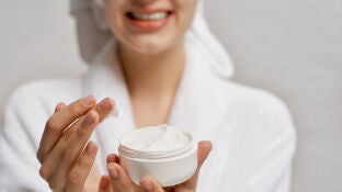 Una mujer ech&aacute;ndose crema