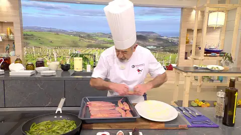 Riega el pescado con un poco de aceite Riega el pescado con un poco de aceite