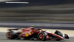 El Ferrari de Carlos Sainz durante el segundo día de los test de Bahréin
