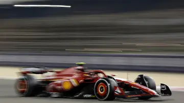 El Ferrari de Carlos Sainz durante el segundo día de los test de Bahréin
