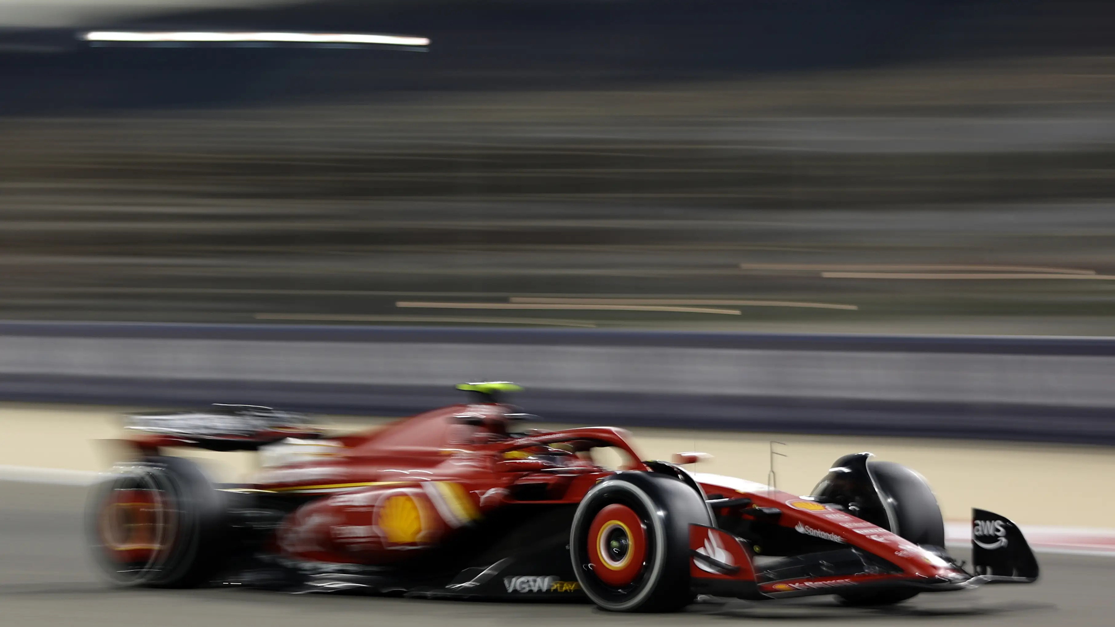 El Ferrari de Carlos Sainz durante el segundo d&iacute;a de los test de Bahr&eacute;in