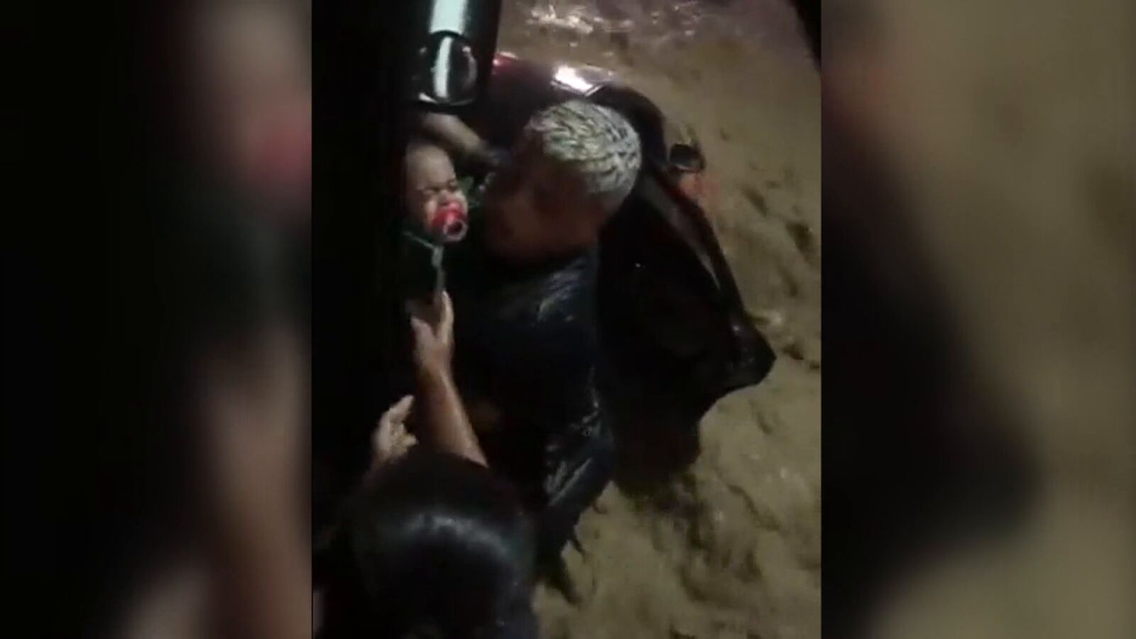  VÍDEO: Impresionante rescate de una madre y sus dos hijas en una inundación en Brasil