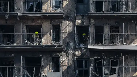 Bomberos dentro del edificio incendiado en Valencia