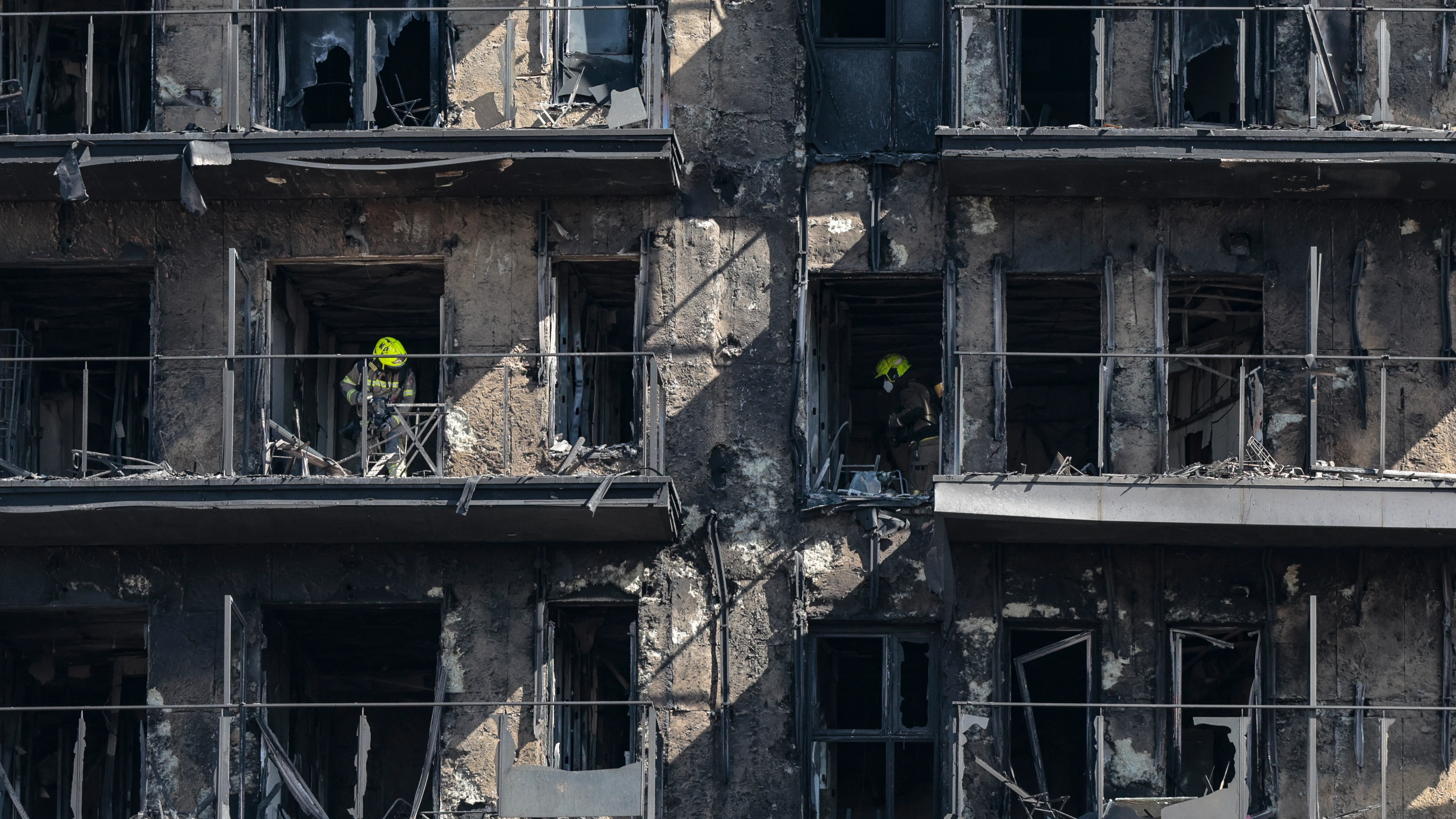 Bomberos dentro del edificio incendiado en Valencia Bomberos dentro del edificio incendiado en Valencia